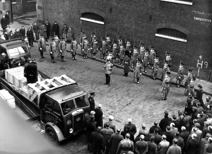 Framed Print : 8 February 1952 Surrounded by Yeoman Warders, The Royal Proclamation is read by Framed Print : 8 February 1952 Surrounded by Yeoman Warders, The Royal Proclamation is read by