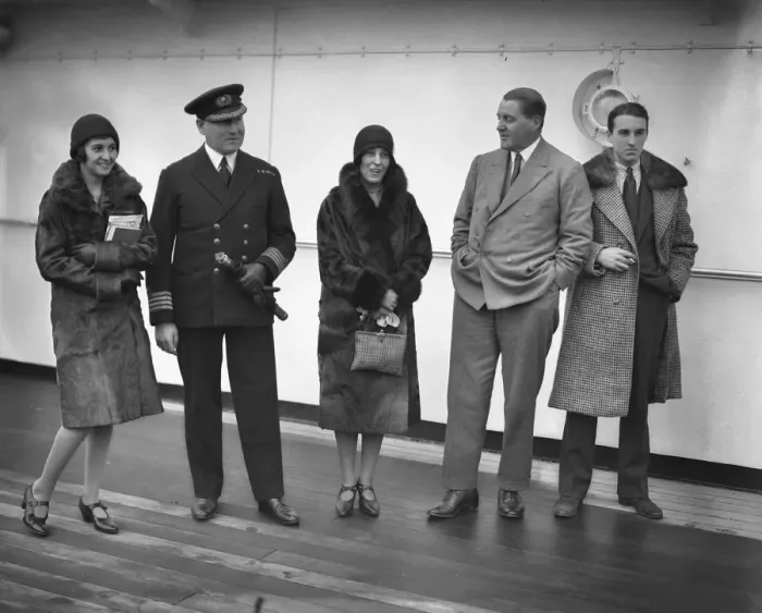 Framed Print : Aboard the SS Avila at Tilbury docks. Left to right, Lady Pamela Smith, Captain