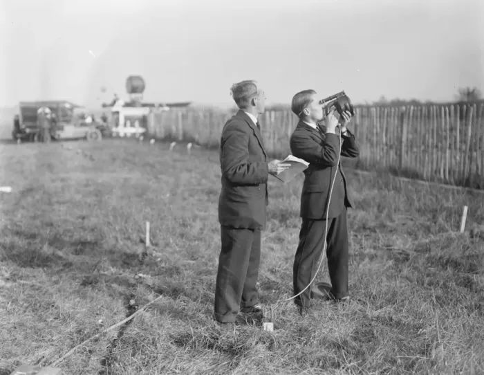 Framed Print : Air Conference Chiefs Visit Croydon Aerodrome Signalling to R 32 Airship which hovered