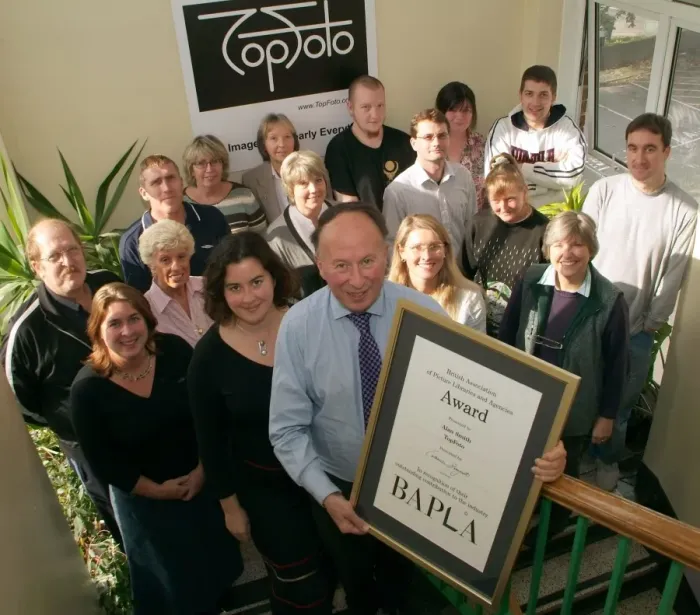 Framed Print : Alan Smith, Managing Partner of TopFoto, holding the 2007 BAPLA award recognising Alan Smith Framed Print : Alan Smith, Managing Partner of TopFoto, holding the 2007 BAPLA award recognising Alan Smith