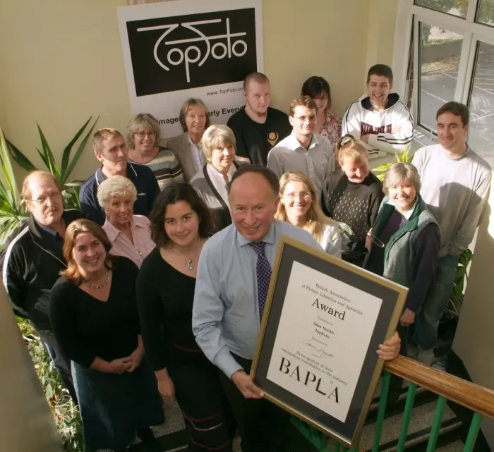 Framed Print : Alan Smith, Managing Partner of TopFoto, holding the 2007 BAPLA award recognising Alan Smith Framed Print : Alan Smith, Managing Partner of TopFoto, holding the 2007 BAPLA award recognising Alan Smith