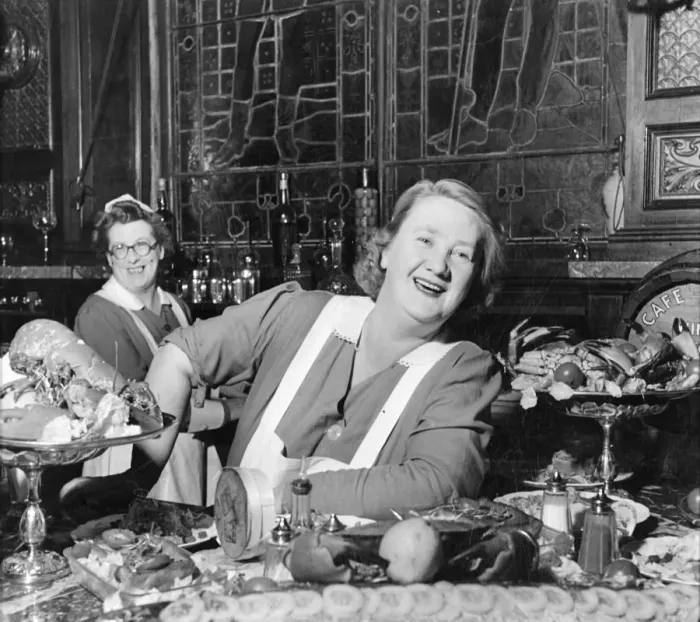 Framed Print : Alice and Grace at the Edinburgh Cafe Royal which is famous for its seafood Framed Print : Alice and Grace at the Edinburgh Cafe Royal which is famous for its seafood