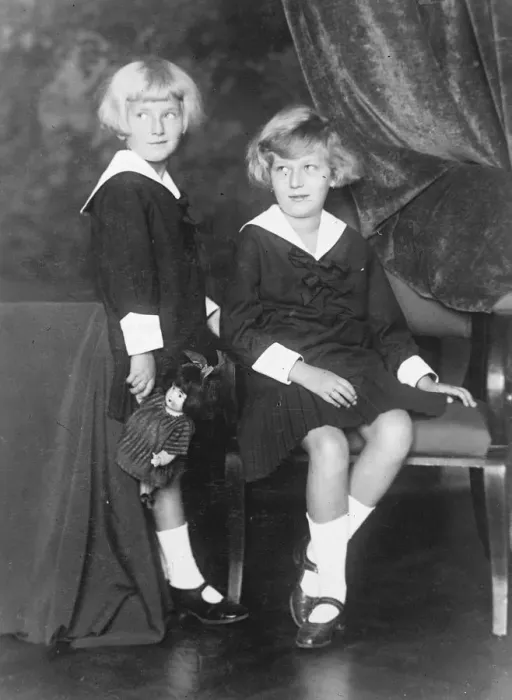Framed Print : Alice and Irma de Hadamar, two Hungarian sisters, who have been endowned by nature Framed Print : Alice and Irma de Hadamar, two Hungarian sisters, who have been endowned by nature