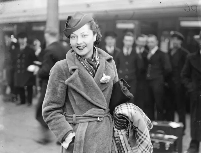 Framed Print : American girl dancer parted from her pet at Plymouth. But a fellow passenger comes to the rescue