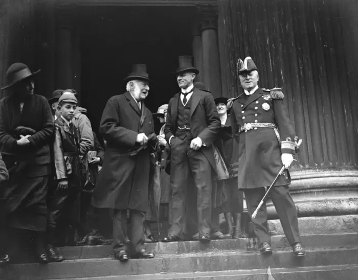 Framed Print : American Navy Day in London. Wreath placed on Nelsons tomb. Left to right Framed Print : American Navy Day in London. Wreath placed on Nelsons tomb. Left to right