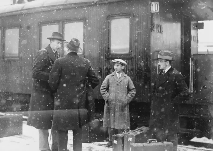 Framed Print : Amundsen Ellsworth Polar Flight Roald Amundsen will shortly arrive at Spitzbergen Framed Print : Amundsen Ellsworth Polar Flight Roald Amundsen will shortly arrive at Spitzbergen