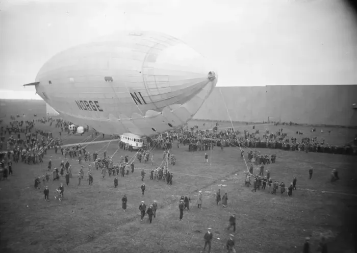 Framed Print : Amundsens airship arrives at Pulham. The arrival of the Norge at Pulham