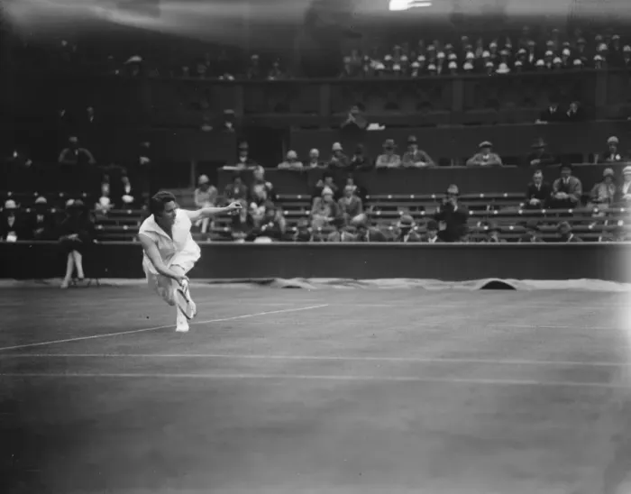 Framed Print : Anglso American battle of women tennis Stars at Wimbledon. Miss Browne in play Framed Print : Anglso American battle of women tennis Stars at Wimbledon. Miss Browne in play