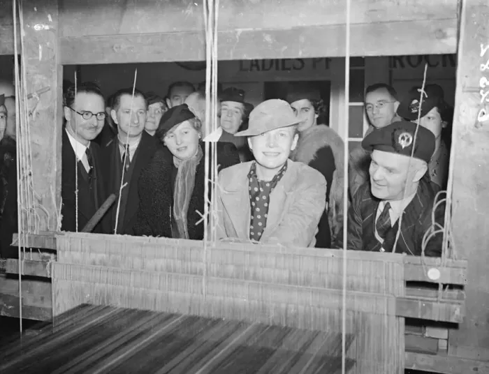 Framed Print : Ann Harding tries spinning wheel at Scottish textile show in London. Miss Ann Harding Framed Print : Ann Harding tries spinning wheel at Scottish textile show in London. Miss Ann Harding