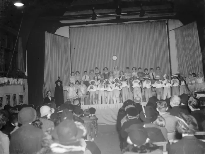 Framed Print : An annunciation concert in Chislehurst, Kent. Children performing the nursery Framed Print : An annunciation concert in Chislehurst, Kent. Children performing the nursery