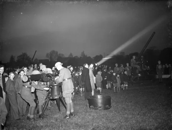 Framed Print : An anti aircraft display in Dartford, Kent. In the foreground personel operate Framed Print : An anti aircraft display in Dartford, Kent. In the foreground personel operate