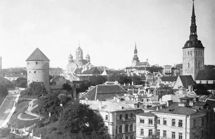 Framed Print : Armed bands of Communists gained possession of several Government Buildings at Reval