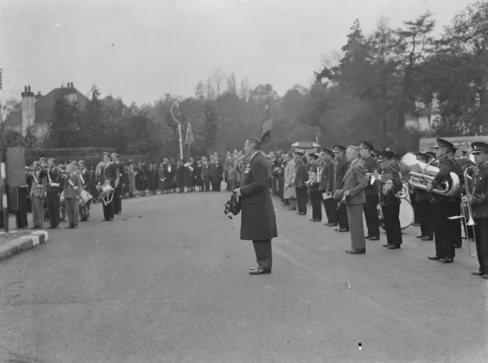Framed Print : Armistice Memorial Service in Orpington, Kent. Captain W O H Joynson laying Framed Print : Armistice Memorial Service in Orpington, Kent. Captain W O H Joynson laying