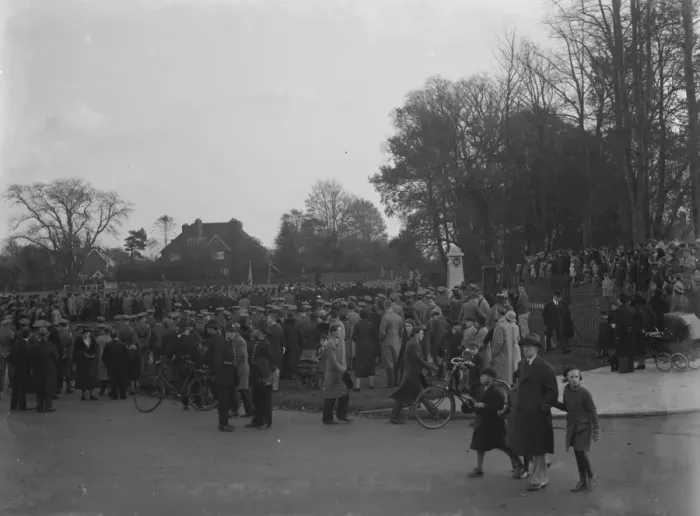 Framed Print : Armistice memorial service in Sidcup, Kent. Crowd gathers round the memorial Framed Print : Armistice memorial service in Sidcup, Kent. Crowd gathers round the memorial