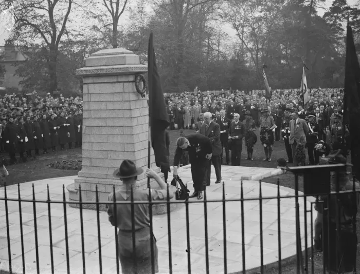 Framed Print : Armistice memorial service in Sidcup, Kent. Councillor Galbraith laying wreaths Framed Print : Armistice memorial service in Sidcup, Kent. Councillor Galbraith laying wreaths