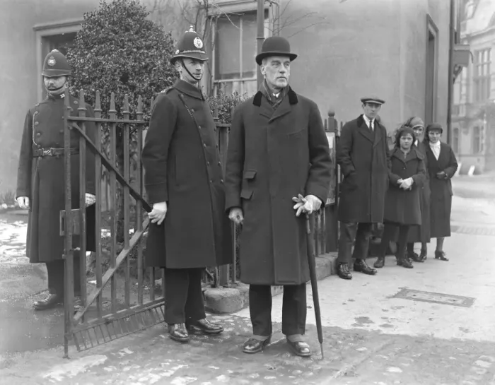 Framed Print : The Armstrong Trial at Hereford Sir Ernest Pollock outside the court 4 April 1922 Framed Print : The Armstrong Trial at Hereford Sir Ernest Pollock outside the court 4 April 1922