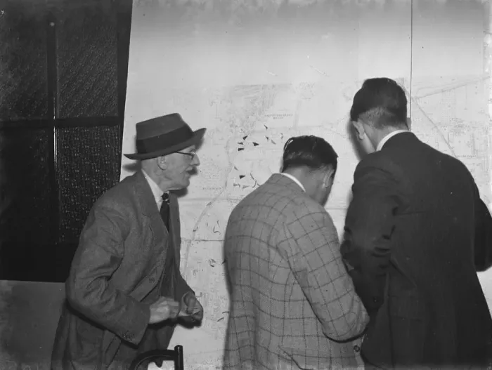 Framed Print : ARP ( Air Raid Precautions ) wardens in Crayford, Kent, looking at maps of the area Framed Print : ARP ( Air Raid Precautions ) wardens in Crayford, Kent, looking at maps of the area