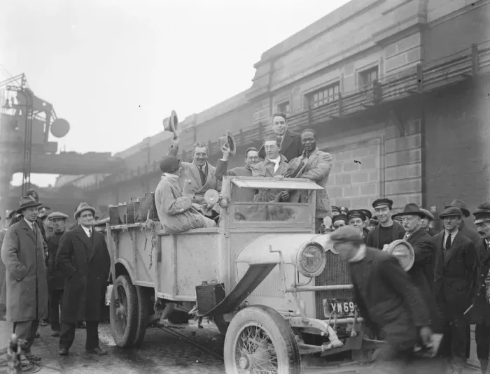 Framed Print : Arrival of the Court Treatt expedition at Dover. The party on arrival. 9 February