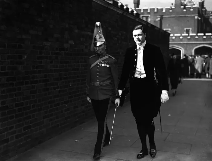 Framed Print : Arriving at the Levee at St Jamess Palace; Sir Anthony Tichborne and Captain Rawlinson