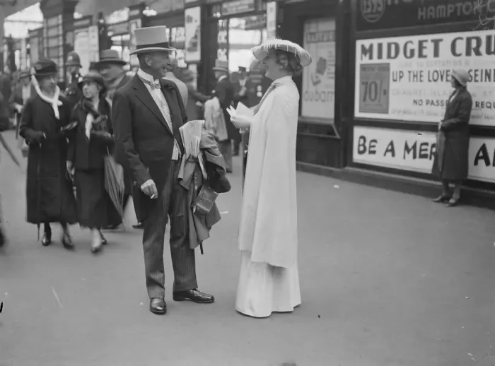 Framed Print : Ascot hat fashion at Waterloo Station. Mrs Jock Hanbury wears a new hat for Ascot Framed Print : Ascot hat fashion at Waterloo Station. Mrs Jock Hanbury wears a new hat for Ascot