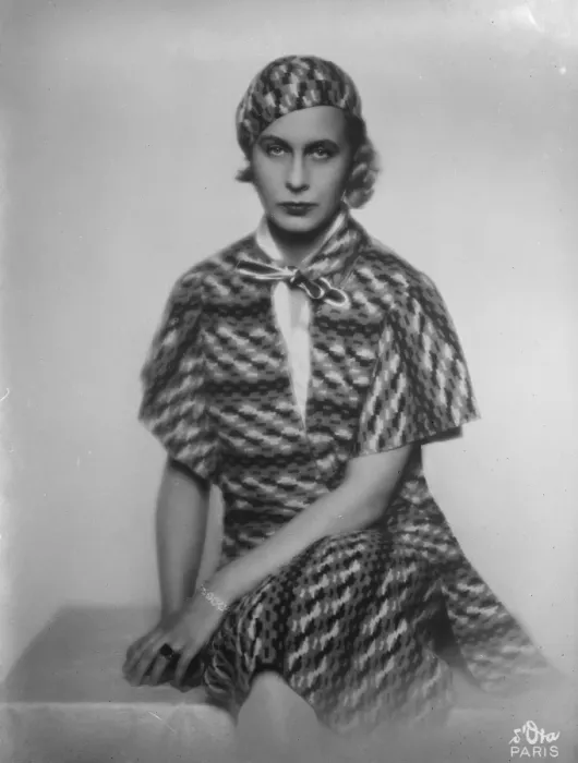 Framed Print : Now associated with one of the worlds most famous dressmakers. Lady Abdy, who Framed Print : Now associated with one of the worlds most famous dressmakers. Lady Abdy, who