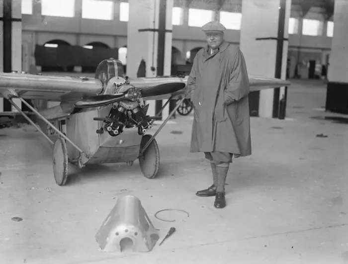 Framed Print : August race meeting of Royal Aero Club at Lympne aerodrome, near Hythe. Lord Edward Grosvenor