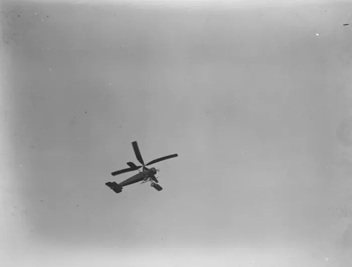 Framed Print : The autogiro demonstrated at Farnborough. The machine in flight. 19 October 1925 Framed Print : The autogiro demonstrated at Farnborough. The machine in flight. 19 October 1925