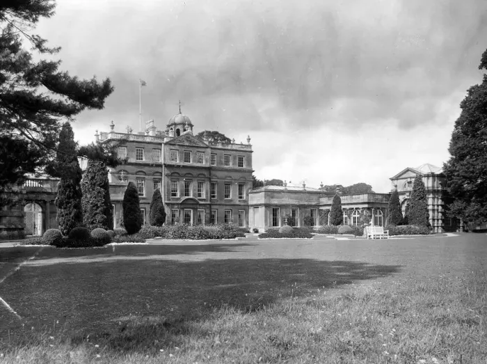 Framed Print : Badminton House, the seat of his Grace the Duke of Beaufort with the Royal Flag flying