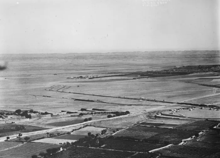 Framed Print : The Bagdad Mosul Railway. Striking aerial view Taken from RAF aeroplane, shows Framed Print : The Bagdad Mosul Railway. Striking aerial view Taken from RAF aeroplane, shows