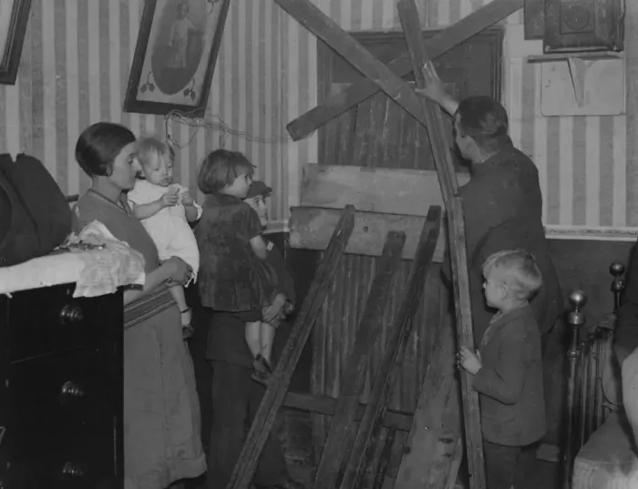 Framed Print : Bailiffs evict mother and eight children from tenement home at Bermondsey Framed Print : Bailiffs evict mother and eight children from tenement home at Bermondsey