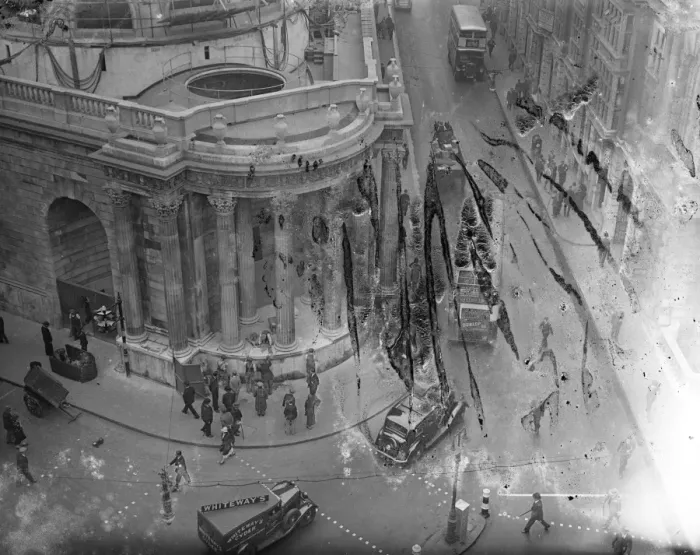 Framed Print : Bank of England presents historic strip of pavement to city. Scanes architecture preserved