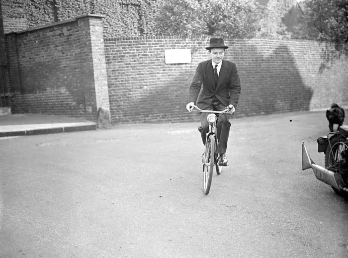 Framed Print : Banker nephew of Home Secretary, cycles to work. Mr Quintin Vincent, Hoare, a nephew Framed Print : Banker nephew of Home Secretary, cycles to work. Mr Quintin Vincent, Hoare, a nephew