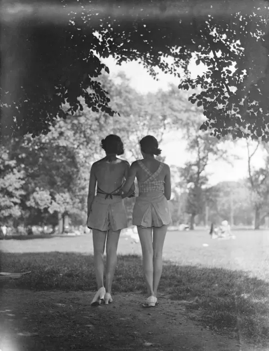 Framed Print : Bare backs in the park. Hyde Park, accustomed to an infinite variety of fashions Framed Print : Bare backs in the park. Hyde Park, accustomed to an infinite variety of fashions