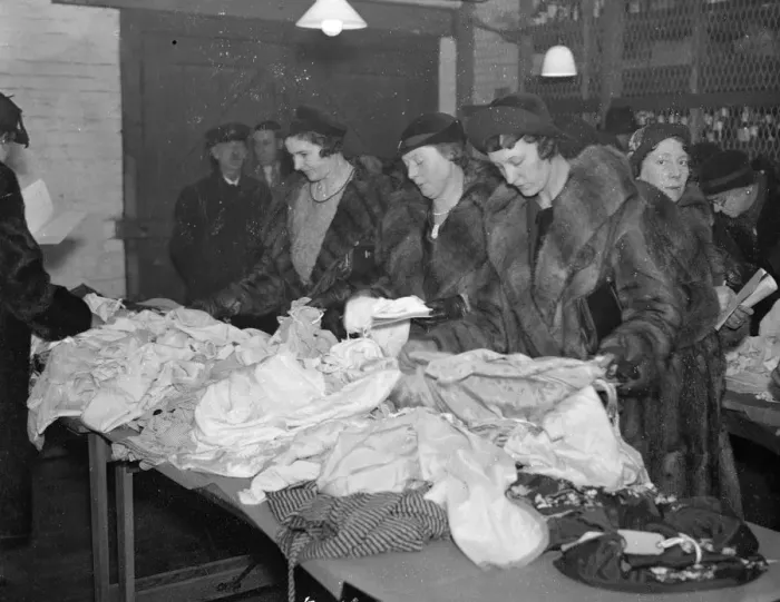 Framed Print : Bargain hunters crowd Southampton docks before annual auction of dutiable goods