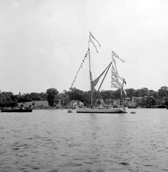 Framed Print : Barge race on the River Thames off Greenhithe, Kent showing spritsail Veronica 21