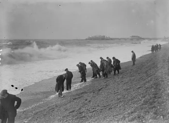 Framed Print : Beachcombres on Brighton beach. 10th January 1936 Framed Print : Beachcombres on Brighton beach. 10th January 1936