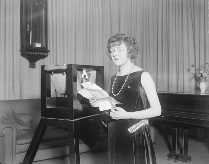 Framed Print : Betty Balfour Broadcasts for British Film Weeks Miss Betty Balfour, the popular Framed Print : Betty Balfour Broadcasts for British Film Weeks Miss Betty Balfour, the popular