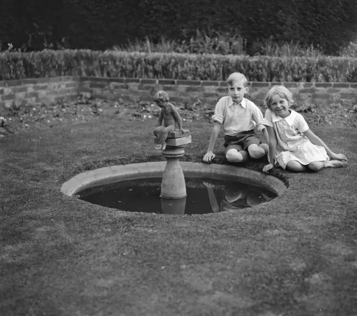 Framed Print : Betty and Paul Gillespie, children of the famous theatrical magnate, Mr R H Gillespie Framed Print : Betty and Paul Gillespie, children of the famous theatrical magnate, Mr R H Gillespie