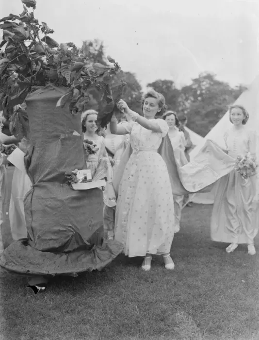 Framed Print : The Bexleyheath Gala Queen, Miss Dorothy Gardner, with her attendees Framed Print : The Bexleyheath Gala Queen, Miss Dorothy Gardner, with her attendees