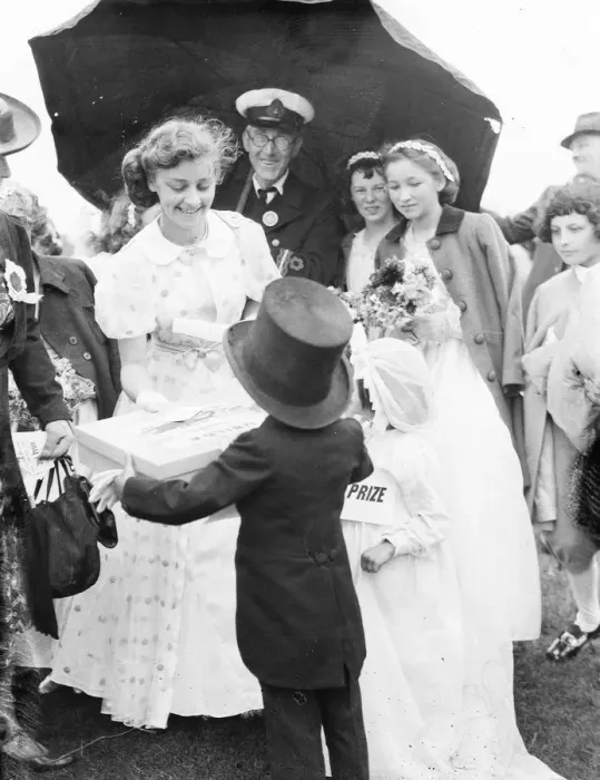 Framed Print : The Bexleyheath Gala Queen, Miss Dorothy Gardner, being handed a gift by a young Framed Print : The Bexleyheath Gala Queen, Miss Dorothy Gardner, being handed a gift by a young