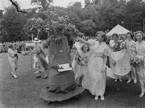 The Bexleyheath Gala Queen, Miss Dorothy Gardner, with her attendees