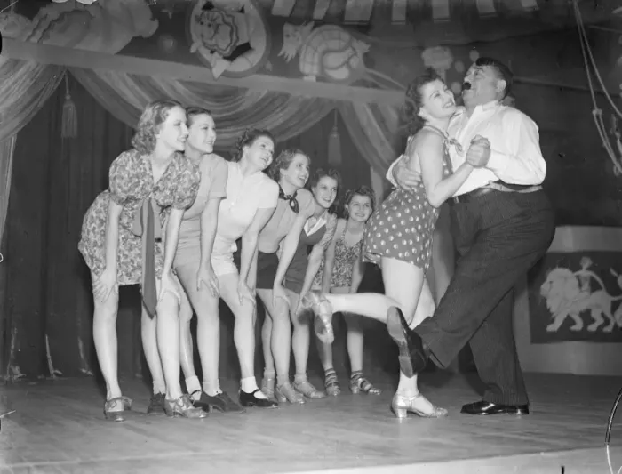 Framed Print : The Big Apple makes it debut with Billy Bennett. The Big Apple, latest dance craze of America Framed Print : The Big Apple makes it debut with Billy Bennett. The Big Apple, latest dance craze of America