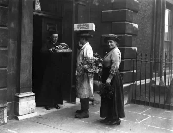 Framed Print : Billingsgate Market Fish Harvest Festival. A market porter calling at St Magnus
