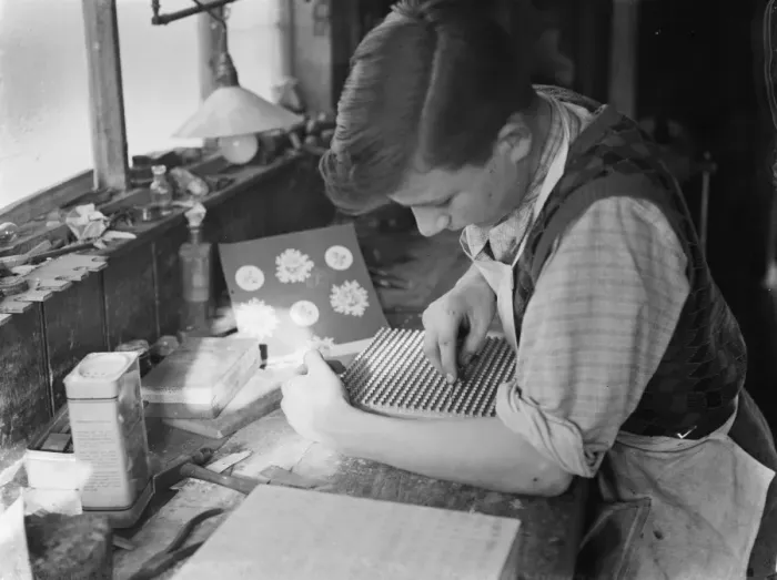 Framed Print : Block making in Wilmington, Kent. Master Alan F G Campbell finishing off a design Framed Print : Block making in Wilmington, Kent. Master Alan F G Campbell finishing off a design