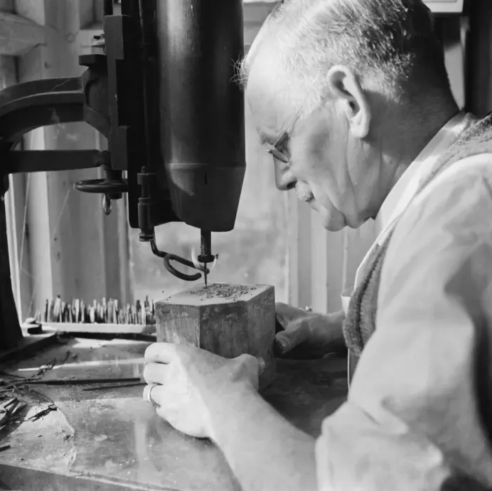 Framed Print : Block making in Wilmington, Kent. Mister G E Campbell using a special gas heater