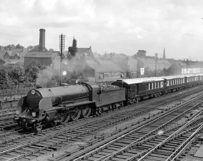 Framed Print : The Bournemeth Belle luxury train passing through Wimbledon. 5 June 1930 Framed Print : The Bournemeth Belle luxury train passing through Wimbledon. 5 June 1930