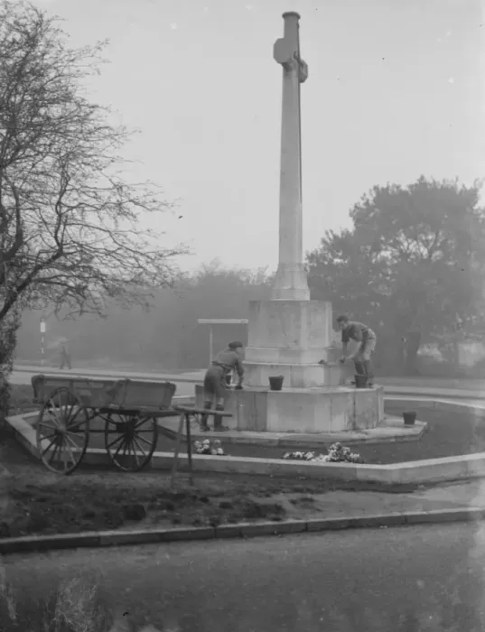 Framed Print : Two boy scouts clean the Chislehurst memorial, Kent. 1936