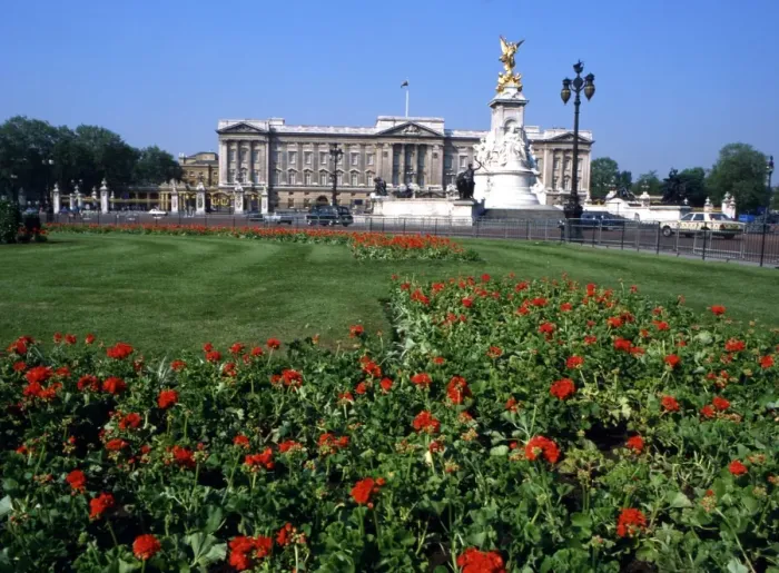 Framed Print : Britain, London Buckingham Palace A 2006 Charles Walker / TopFoto Framed Print : Britain, London Buckingham Palace A 2006 Charles Walker / TopFoto