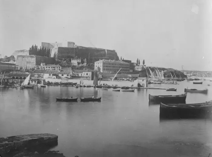 Framed Print : British flag raised on Greek Island. A general view of the citadel and harbour of Corfu