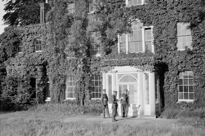 Framed Print : British soldiers at the Priory in St Mary Cray, Kent. 1939 Framed Print : British soldiers at the Priory in St Mary Cray, Kent. 1939